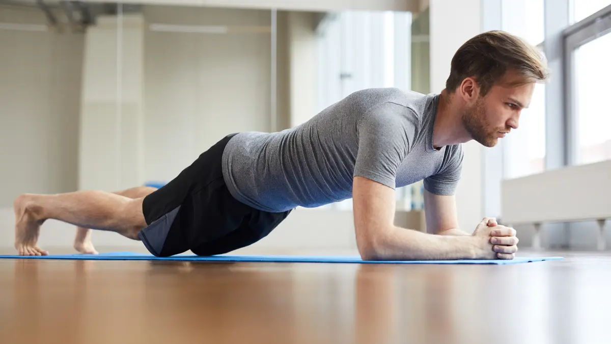 Voici l’exercice de gainage idéal pour avoir un ventre plat et des abdos en béton en un rien de temps