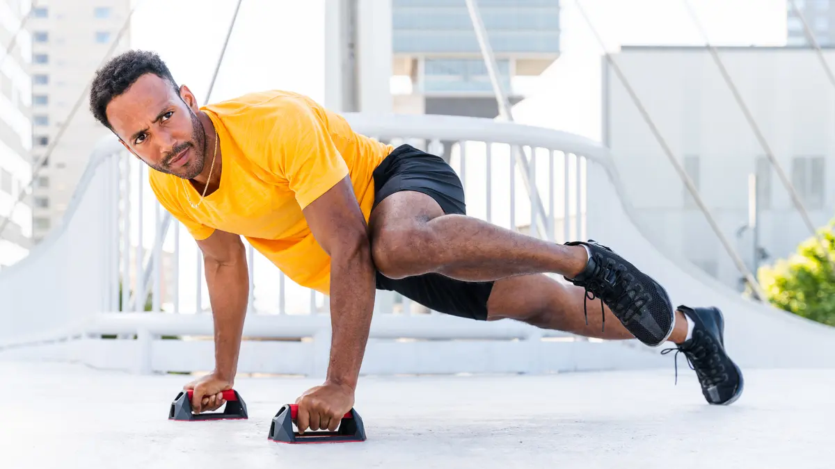 Dites adieu au gainage, la planche spiderman est l’exercice le plus efficace pour travailler les abdos et avoir le ventre plat