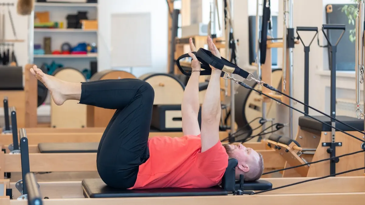 En tant que coach de Pilates, voici le mouvement n°1 que tout le monde devrait connaître pour prendre soin de son dos