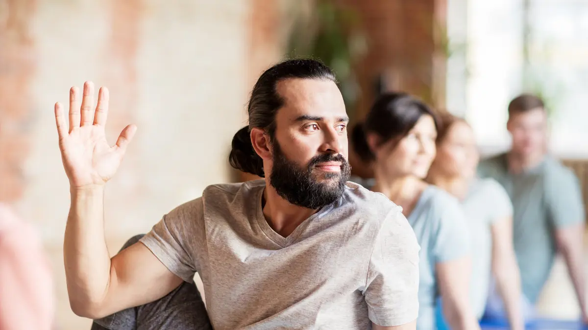 Ventre gonflé et ballonnements ? cette simple posture de yoga pourrait bien être la solution pour retrouver un ventre plat