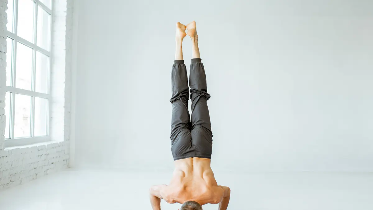 Handstand push-up : voici 3 étapes simples et des conseils faciles pour enfin y arriver