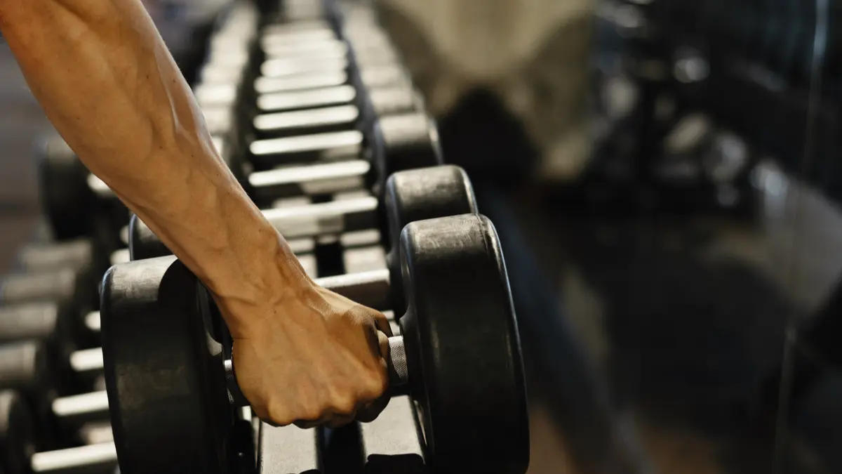 Cette prise avec haltères va littéralement transformer vos biceps (et personne ne vous l’a jamais dite !)