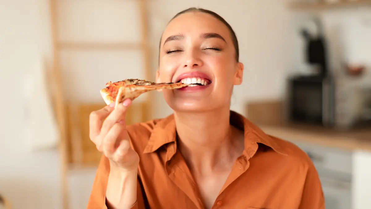 Cette mauvaise habitude que lʼon a tous durant les repas et qui ralentirait la perte de poids