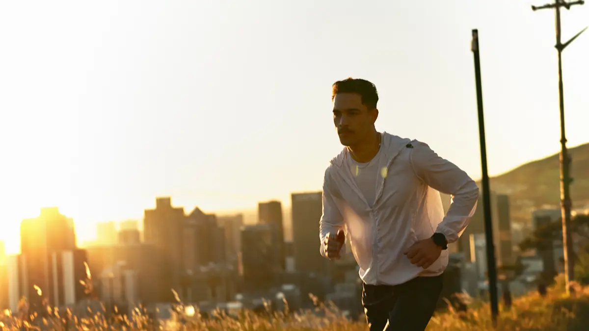 Voici pourquoi courir le soir change tout pour développer tes muscles et ta souplesse (selon l’avis d’un coach)