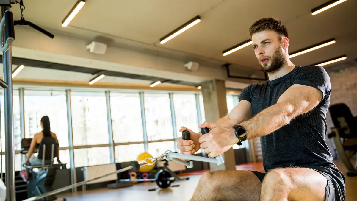 Cette machine de musculation que l’on ignore tout le temps est la plus complète de la salle de sport