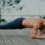 Faire 1h d’abdos est inutile ? Ce mouvement engage 2 fois plus le gainage et sculpte le ventre efficacement