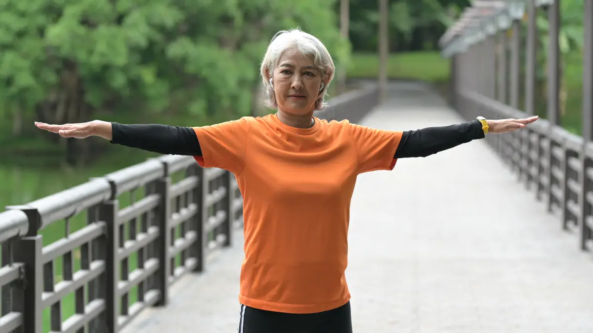 Seniors : ces 3 gestes simples, à faire en marchant, qui renforcent les bras après 60 ans