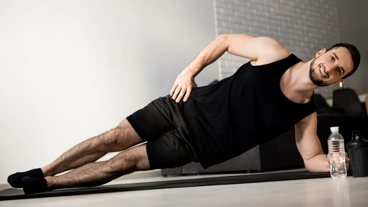 Gainage latéral : le secret des coachs pour un ventre plat et un dos renforcé sans crunchs