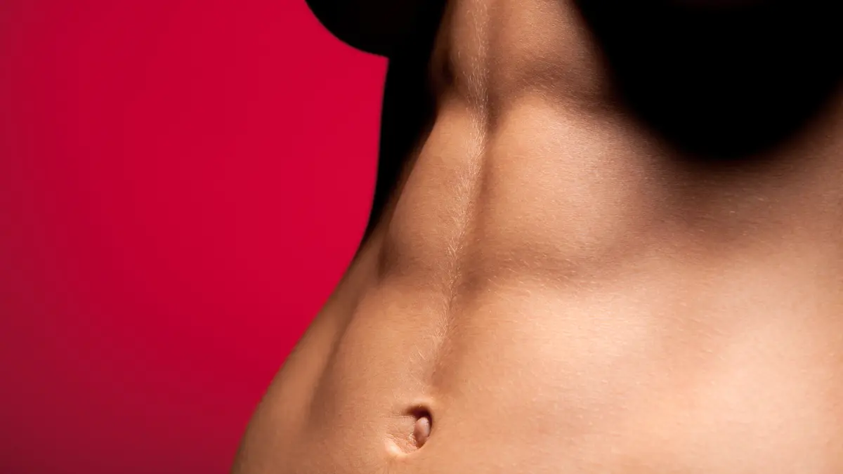 Oubliez le gainage classique : le “plank toe tap” est l’exercice parfait pour un ventre plat, plus dynamique et tout aussi efficace selon les coachs