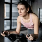 Cette séance en vélo d’appartement fait fondre les calories et sculpte vos muscles rapidement