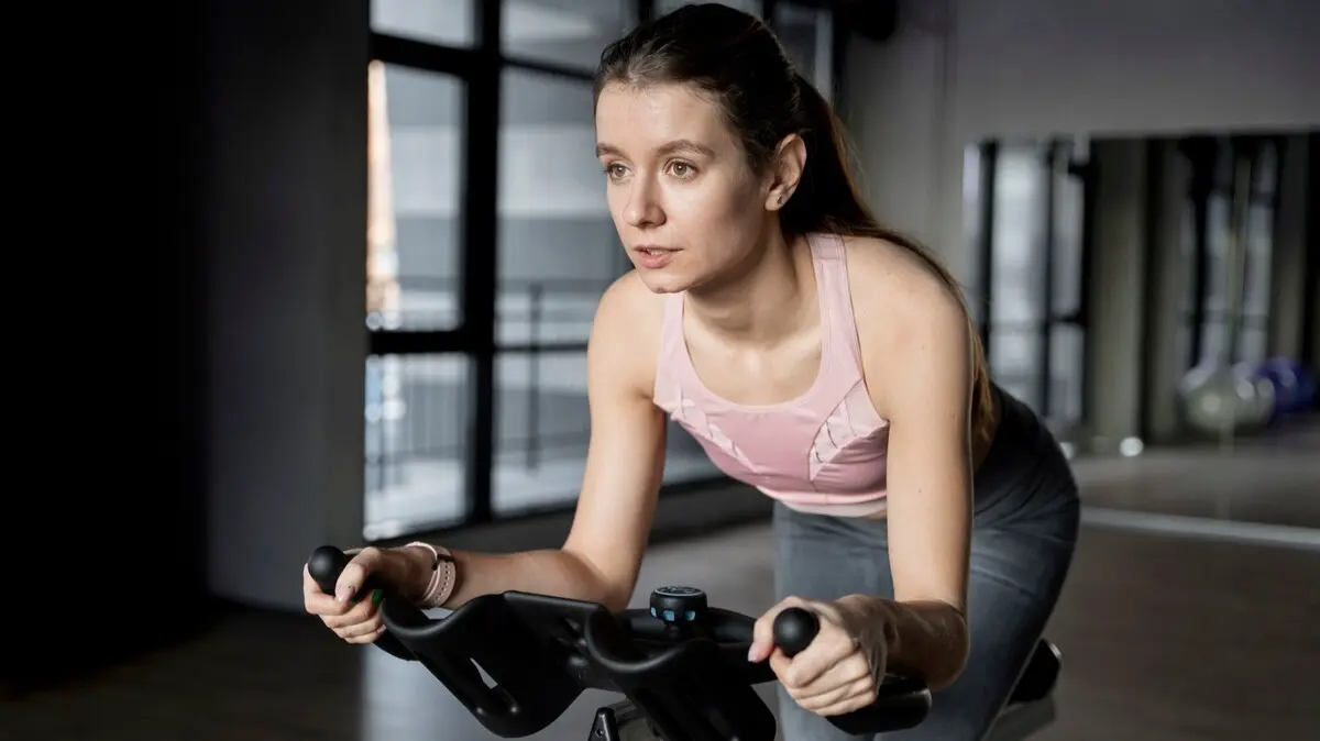 Cette séance en vélo d’appartement fait fondre les calories et sculpte vos muscles rapidement