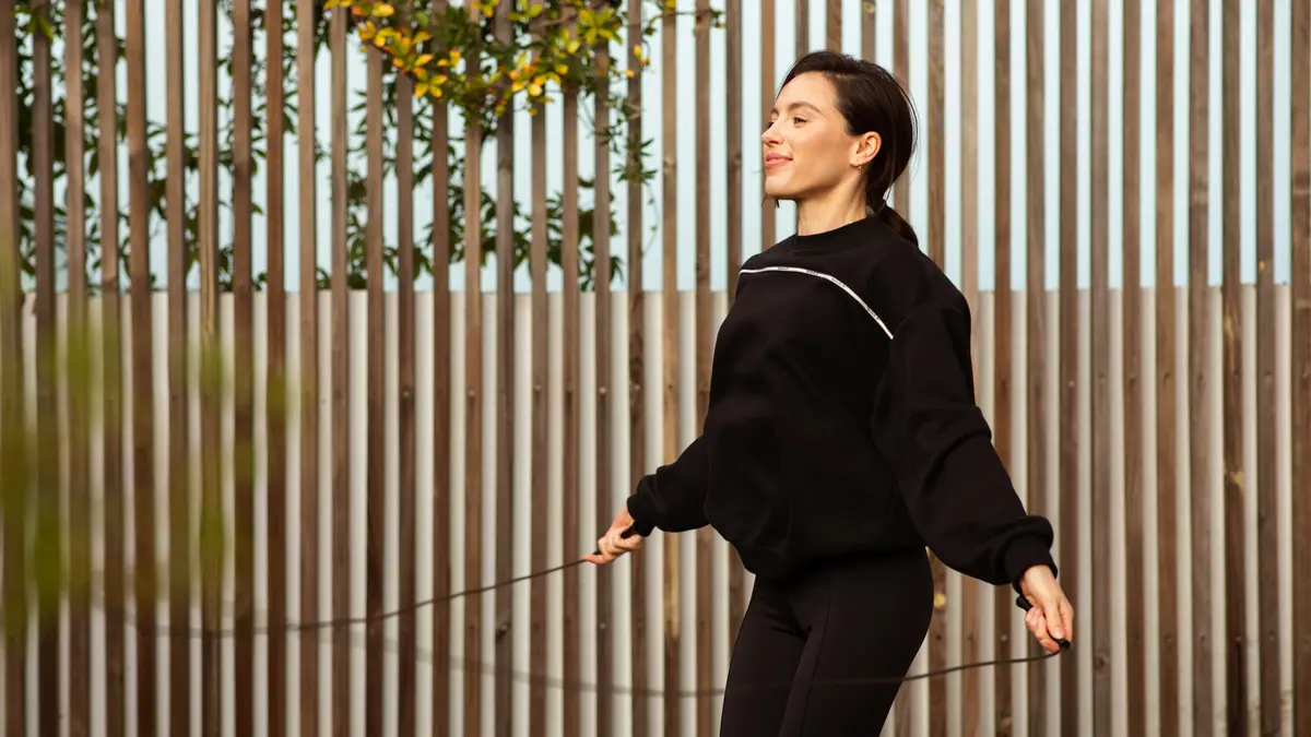 Corde à sauter : ces enchaînements malins allient cardio intense et renforcement musculaire pour des résultats visibles et complets