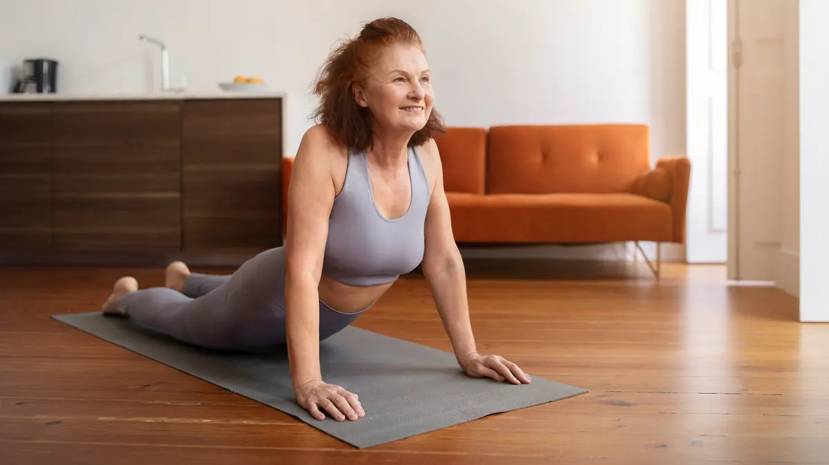 Voici l’exercice n°1 validé par une experte en Pilates pour perdre efficacement du ventre après 50 ans et retrouver une silhouette tonique