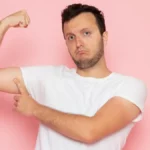 Après 50 ans, ces 3 exercices Pilates raffermissent les bras et éliminent l’effet chauve-souris